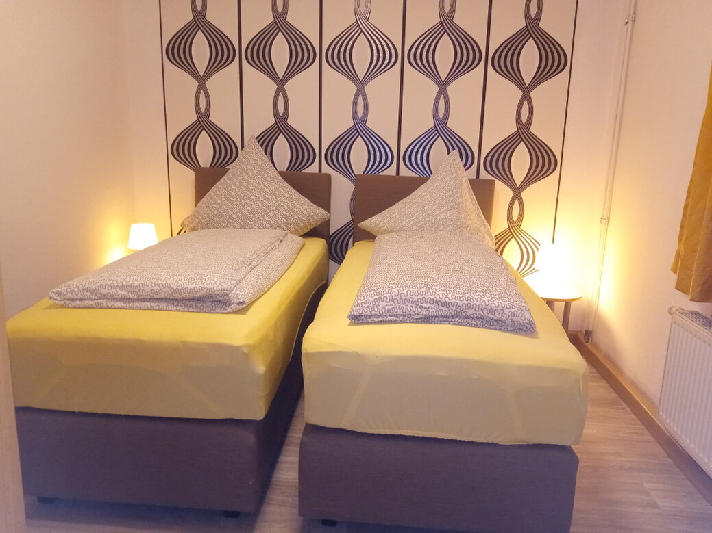 Familienzimmer mit Sofa und Balkon
