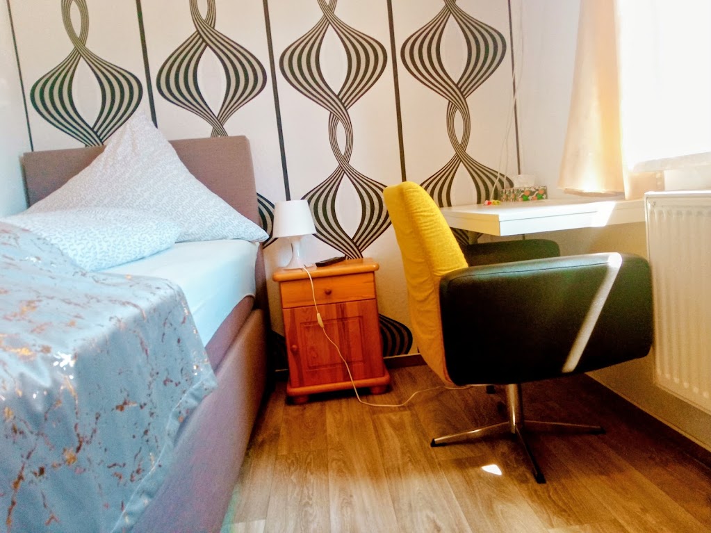 Helles Doppelzimmer mit Balkon